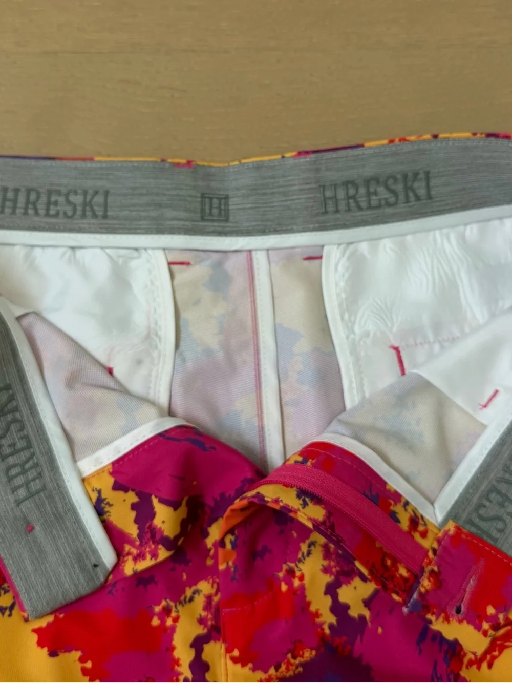 Hreski 34” Men's Flat Front Golf Shorts in Abstract Print